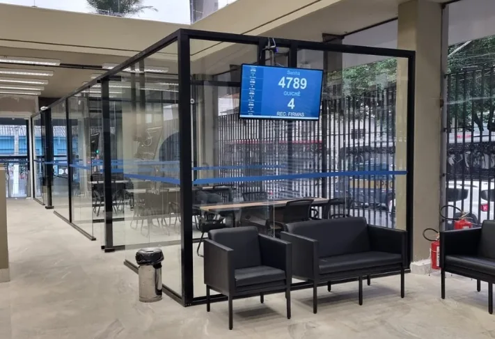 Guichês de atendimento envidraçados