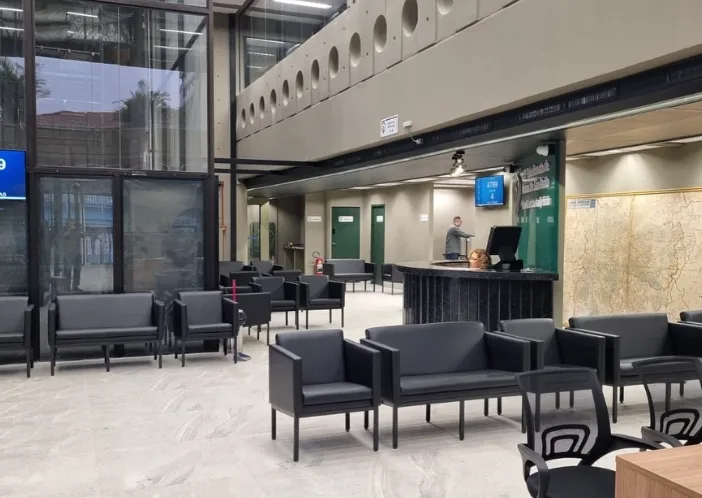 Sala de espera e balcão de atendimento